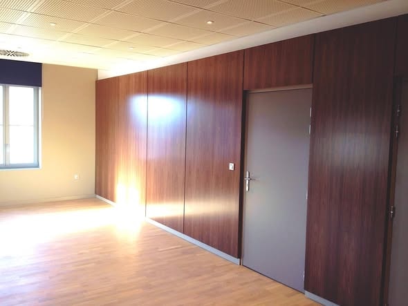Salle de réunion habillage acajou — agencement tertiaire SDD