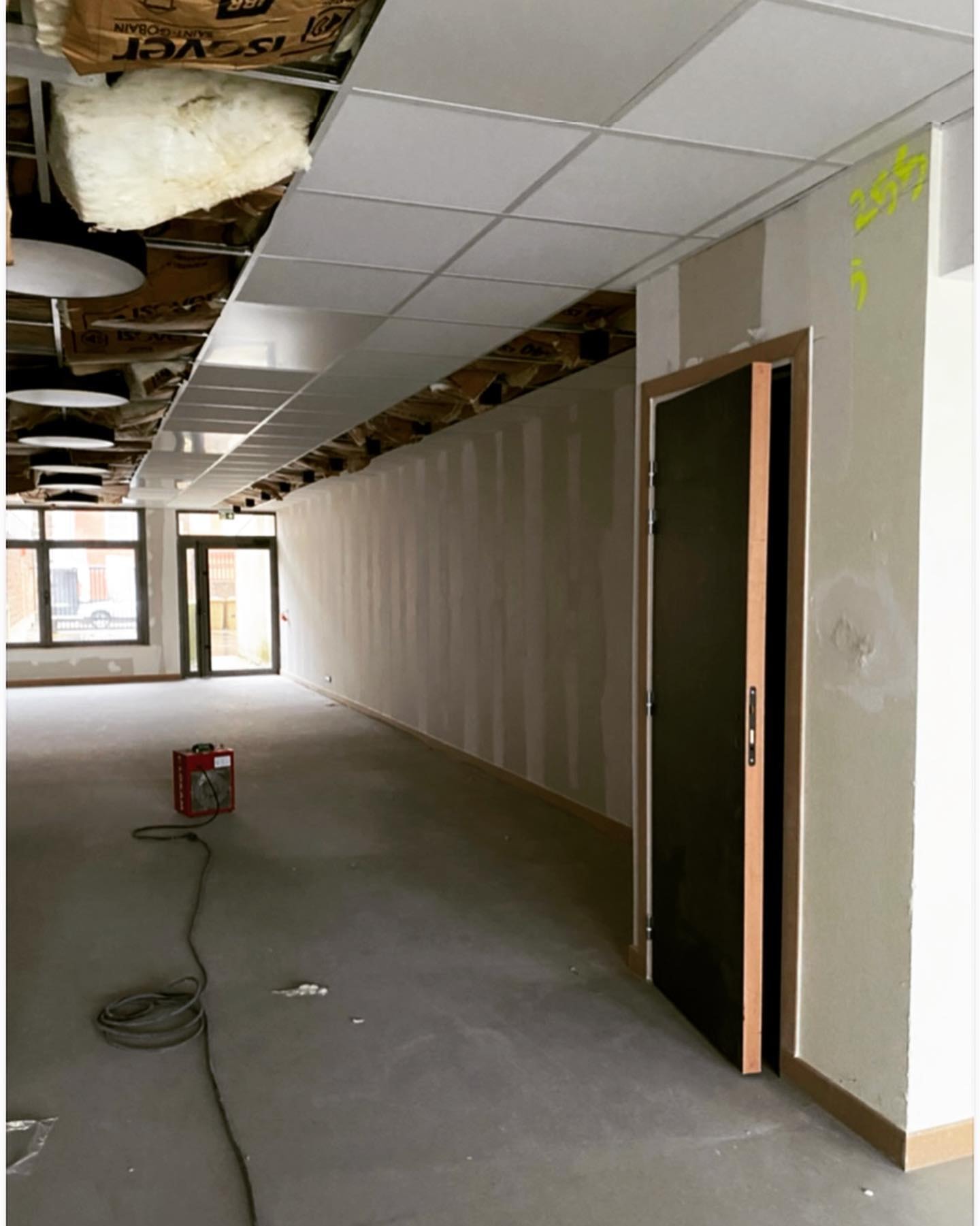 Couloir restauré avec faux plafond et habillage sur mesure