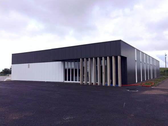 Bâtiment industriel avec brise-soleil bois — façade SDD