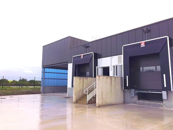 Bâtiment industriel avec quais de chargement — bardage et menuiseries SDD