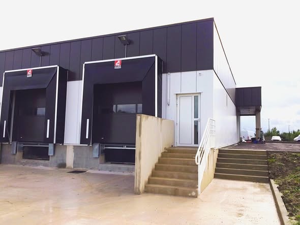 Bâtiment industriel — quais de chargement et bardage acier SDD