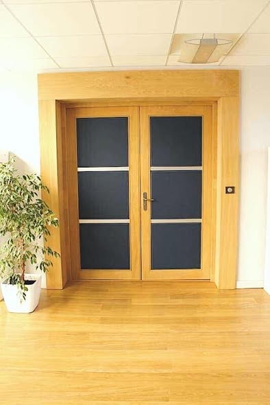 Porte double bois clair sur mesure dans un agencement tertiaire