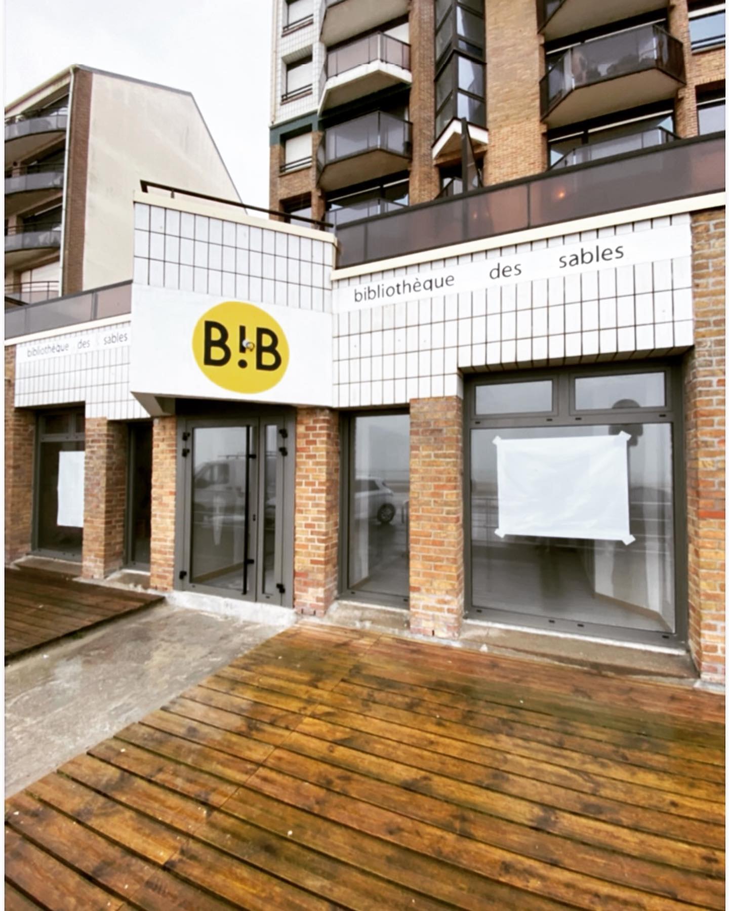 Bibliothèque des sables — façade complète avec menuiseries extérieures alu, brique et bois SDD